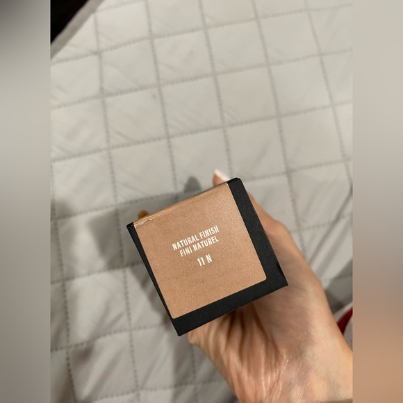 Makeup by Mario SURREALSKIN® NATURAL FINISH FOUNDATION new with box - Picture 3 of 4